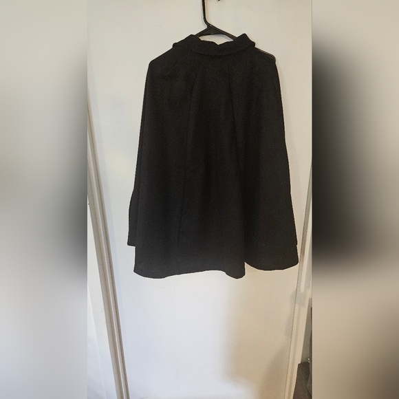 Elegant Black Cape Coat with Buttons - Picture 6 of 6